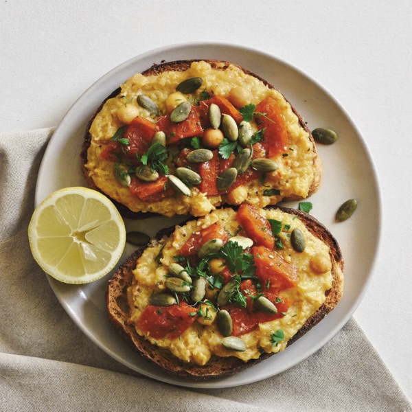 Frühstücks-Aufstrich aus Kichererbsen und gerösteter Paprika auf Toast