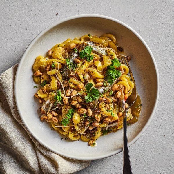 Pasta Siciliana con Sardinas, Hinojo, Alcaparras y Piñones Tostados