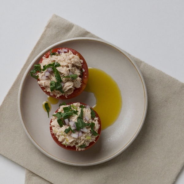 Tomates farcies au thon, huile d'olive et herbes
