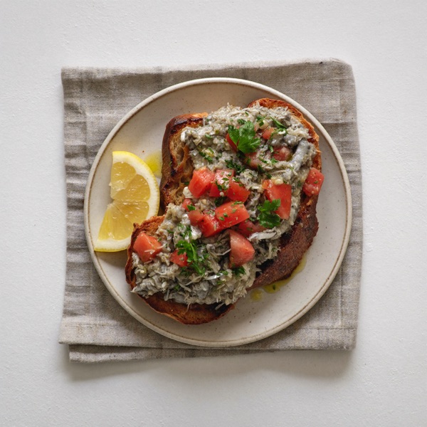 Écrasé de sardines et tomate sur pain grillé