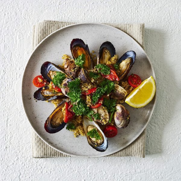 Cena de Almejas y Mejillones Apulianos con Quinoa Estilo Fregola y Azafrán
