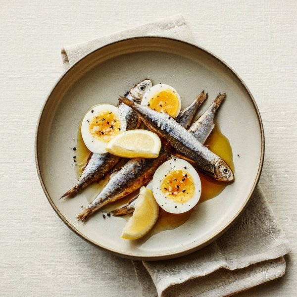 Sardinas con Huevos Pasados por Agua y Limón