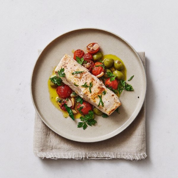 Bacalao Asado con Aceitunas y Tomate
