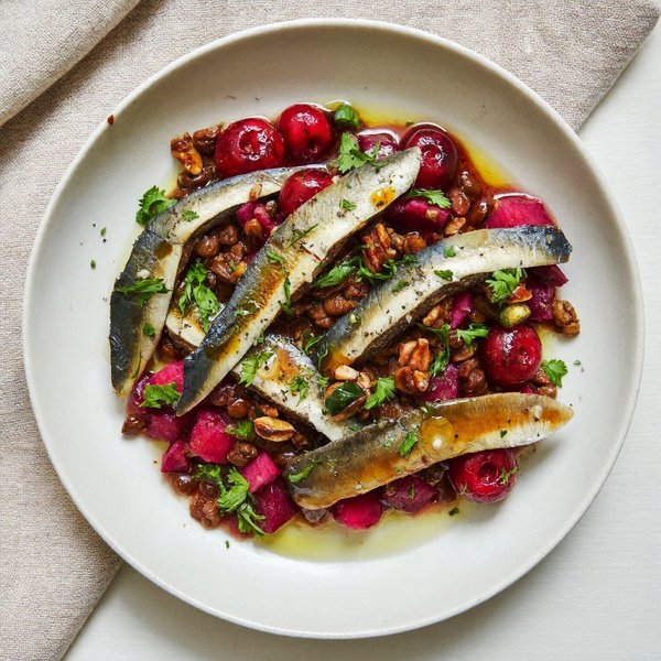 Plato Antiinflamatorio de Caballa y Sardina con Betabel Asado, Cereza Ácida y Nueces
