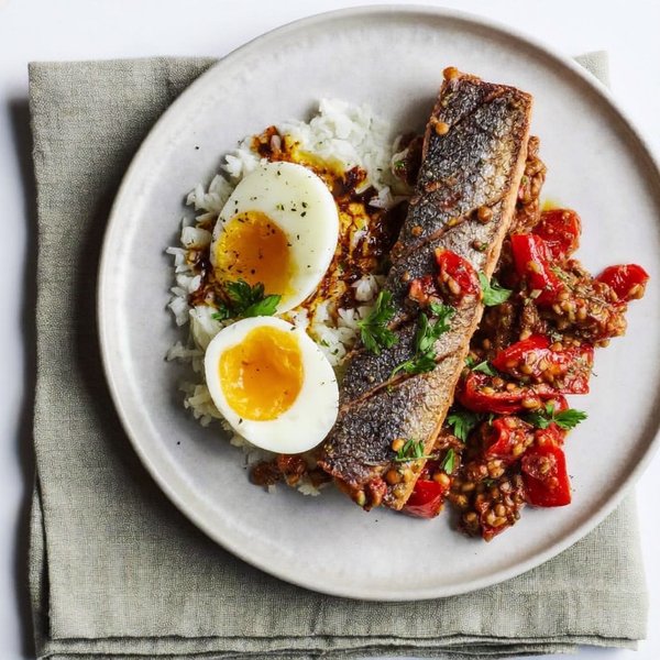 Trucha Ahumada Aragonesa con Huevo Tierno y Sofrito de Pimiento con Azafrán