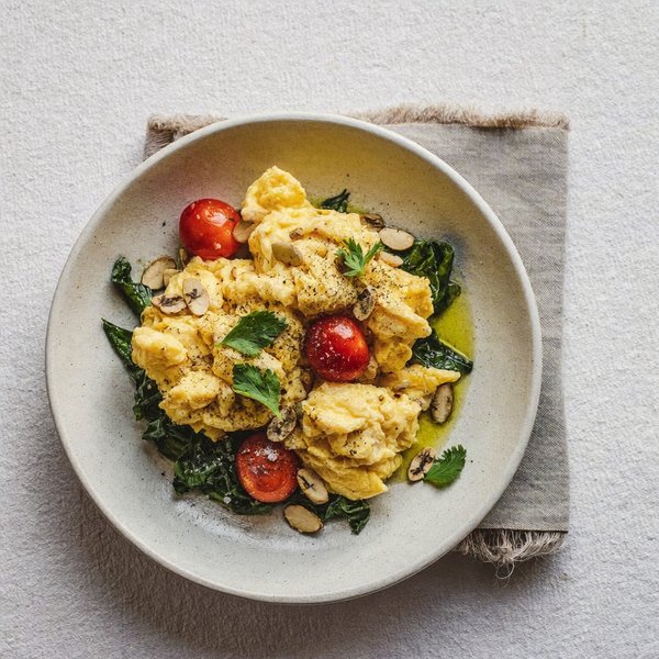 Revuelto Griego de Tomate y Hierbas con Nueces de Brasil