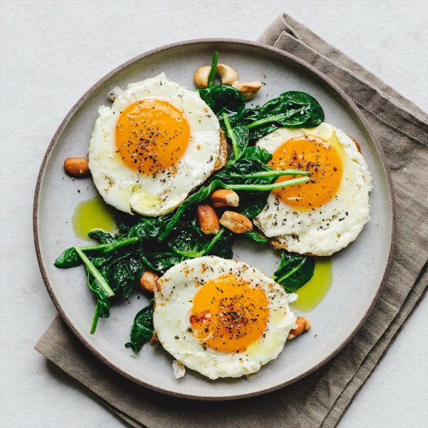 Huevos Revueltos con Espinacas y Nueces de Brasil
