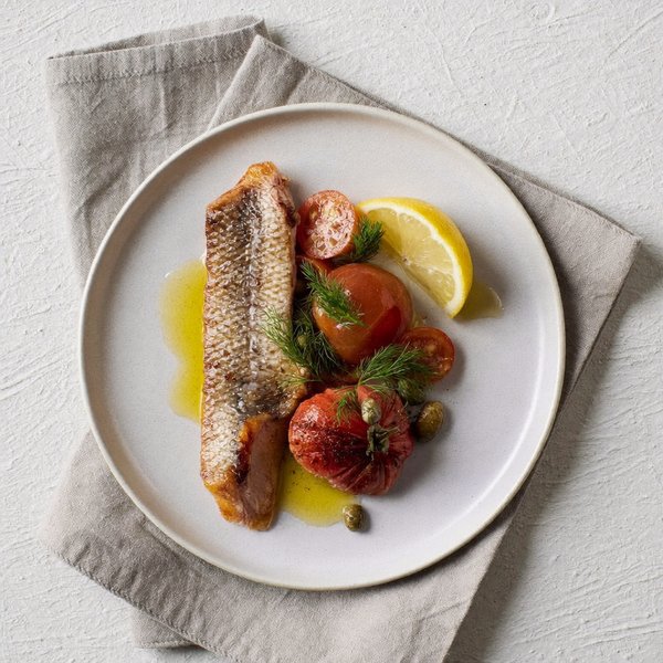 Plato de Trucha Ahumada y Tomate al Estilo Sardiniano con Alcaparras, Limón y Aceite de Oliva