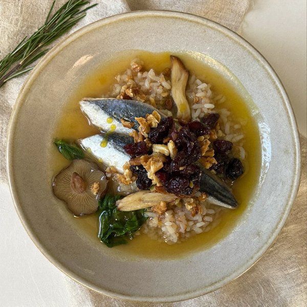 Cena Anti-Inflamatoria de Sardinas con Caldo de Shiitake y Romero y Arroz Integral