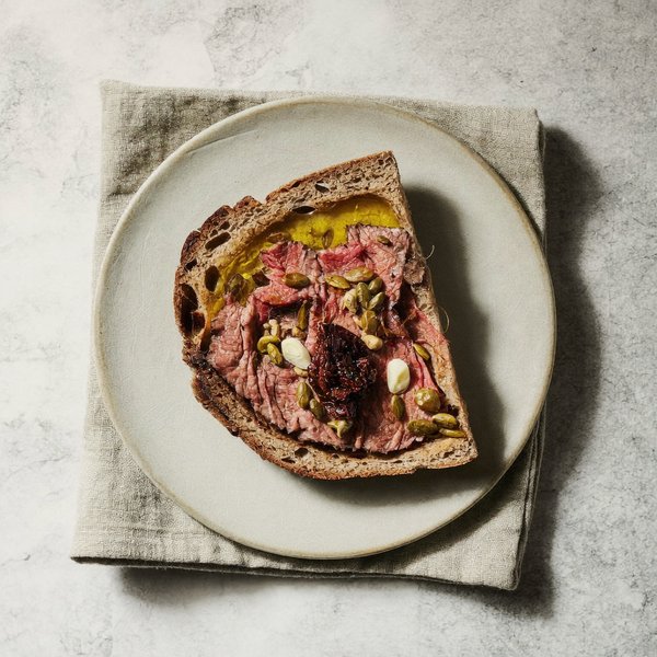 Pintxo de Carne Fría Asada Mallorquín con Semillas de Calabaza y Pimiento Asado
