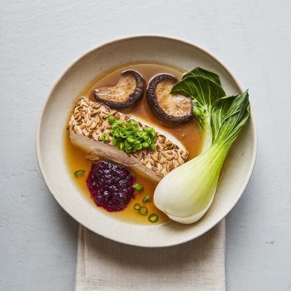 Atún Crustado con Semillas de Girasol en Caldo de Shiitake y Jengibre con Salsa de Arándano