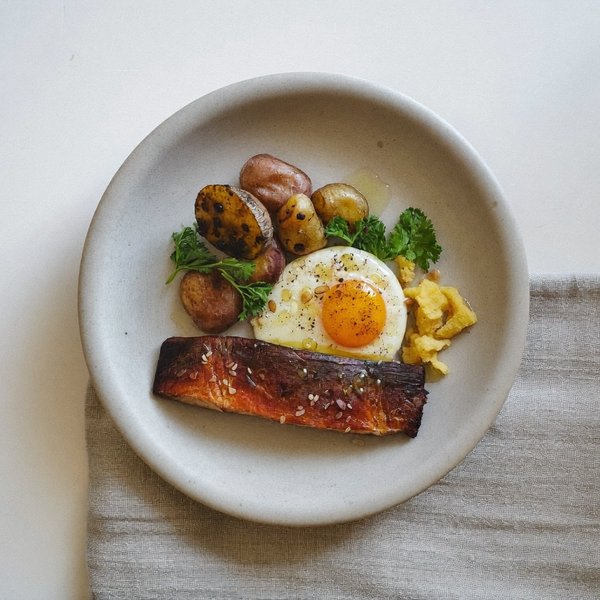 Desayuno Portugués de Trucha Ahumada con Huevo Suave, Papa Aplastada y Pimentão