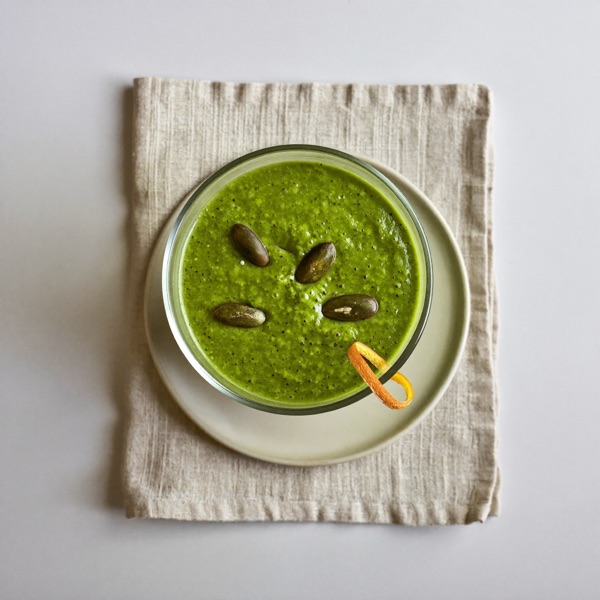 Smoothie vert aux épinards, orange et banane