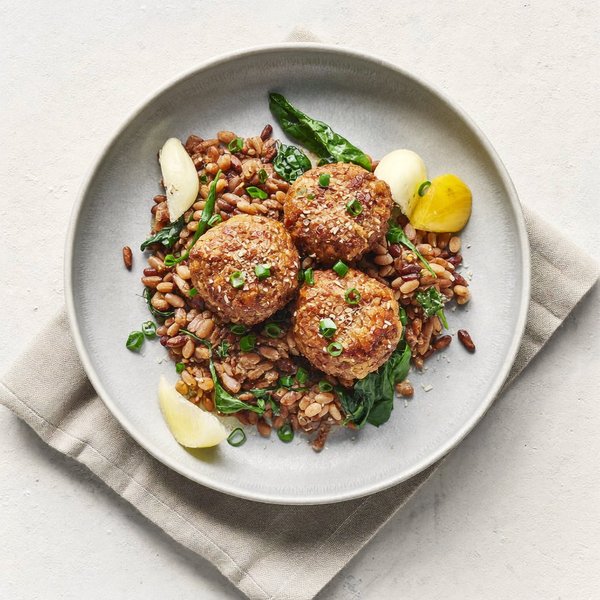 Kofta de Res Egipcia sobre Koshari de Lentejas con Espinacas Marchitas