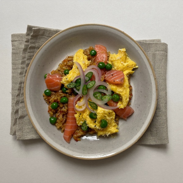 Arroz frito con salmón y huevo