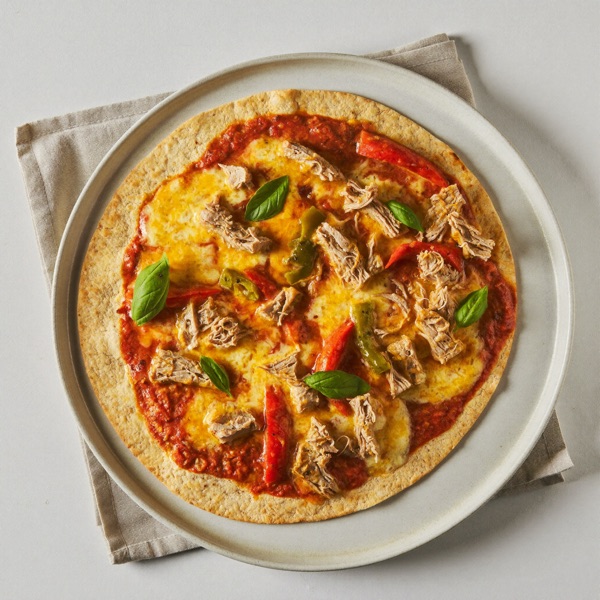 Pizza de tortilla integral al horno con atún y pimientos