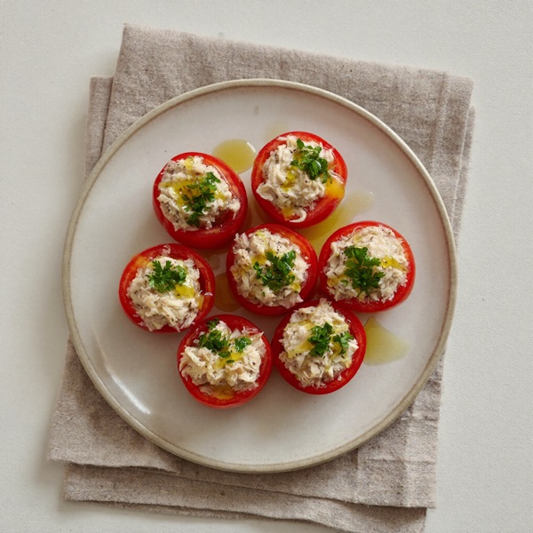 Tomates cerises farcies au thon, huile d'olive et persil