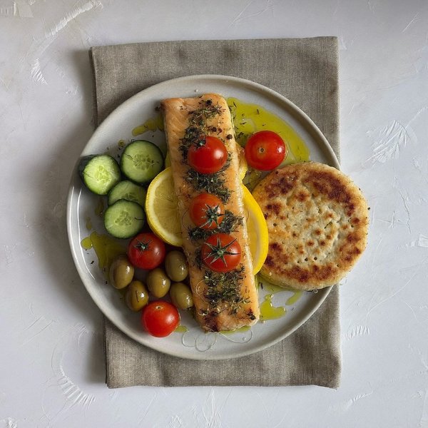 Plato de Trucha Ahumada Griega con Tomate al Limón y Orégano y Pepino con Eneldo