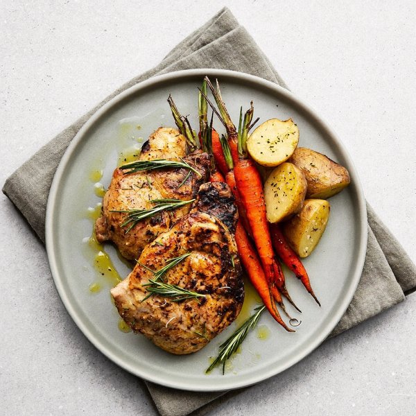 Muslos de Pollo Asados con Zanahorias y Papas