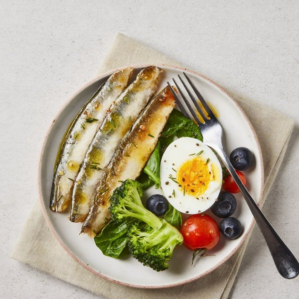 Plato Antiinflamatorio de Sardinas y Huevo Blando con Brócoli al Romero y Arándano