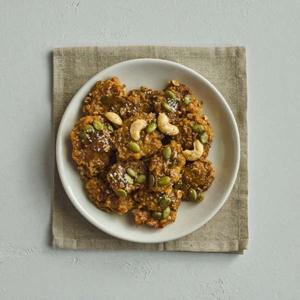 Knusprige Cluster aus Kürbiskernen und Cashews