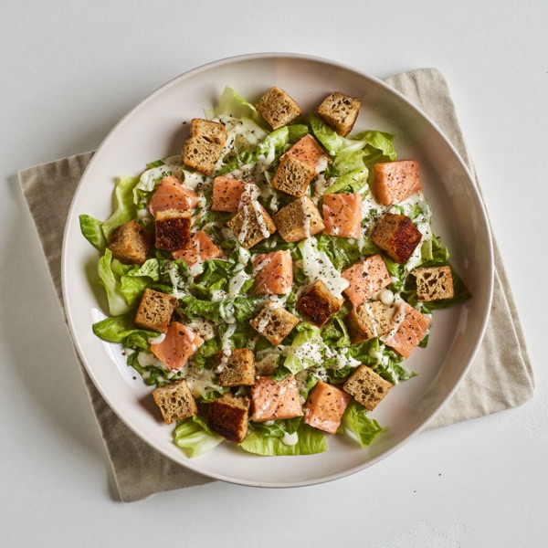 Lachs-Bowl im Caesar-Stil mit Vollkorn-Croutons
