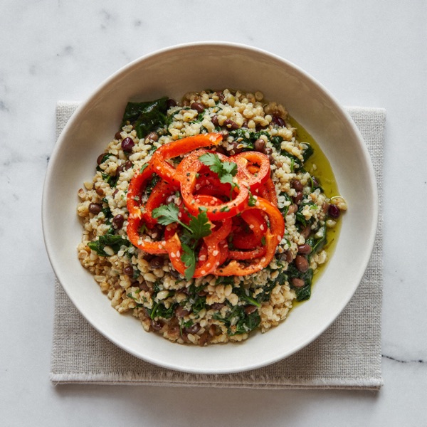 Getreidebowl mit Linsen und gerösteter Paprika