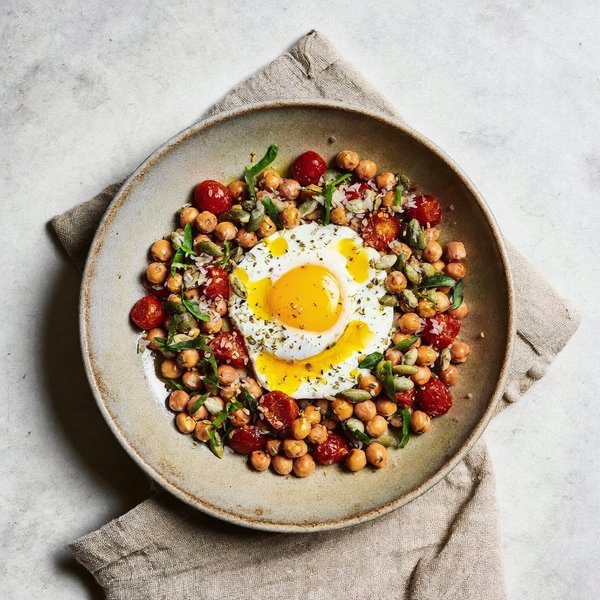 Tazón Templado de Garbanzos con Huevo Pochado y Gremolata de Semillas de Calabaza