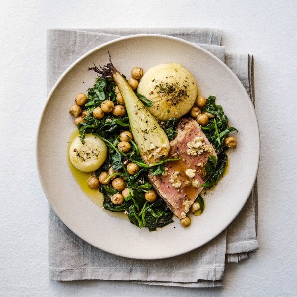 Atún Glaseado con Harissa, Hinojo Asado, Garbanzos y Verduras de Chermoula