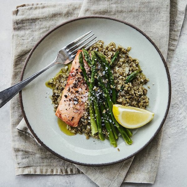 Salmón con Quinoa y Espárragos
