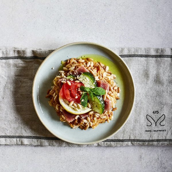 Mezze Chipriota de Atún y Semillas de Girasol con Tomate, Pepino y Menta