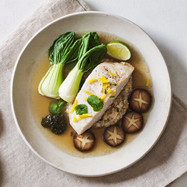 Bacalao con Jengibre y Lima en Caldo de Shiitake y Bok Choy con Arroz Integral