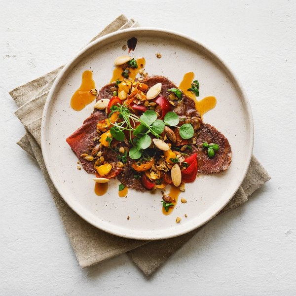 Pintxo de Carpaccio de Res Vasco con Romesco de Semillas de Calabaza