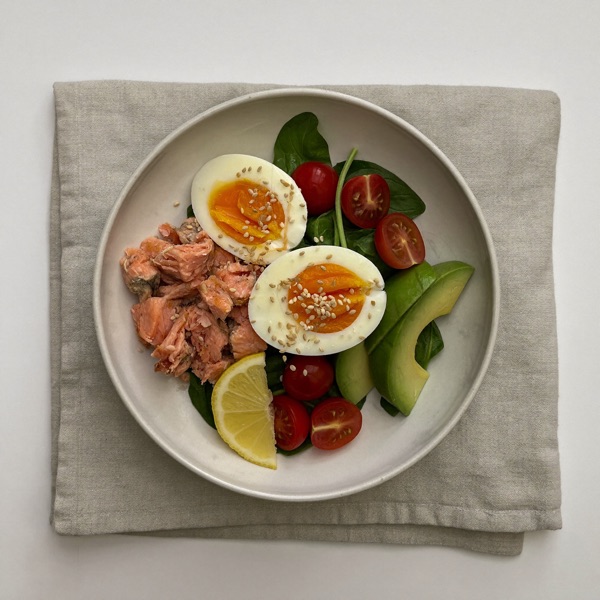 Lachs-Ei-Bowl: Frühstück zum Mittag
