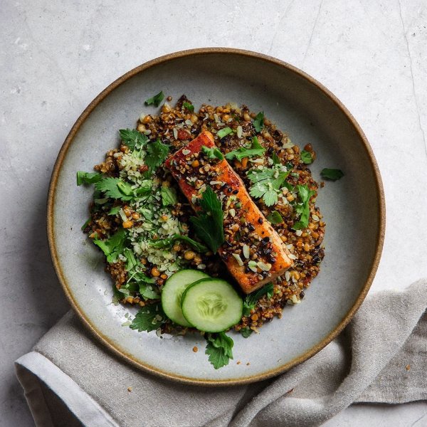 Atún Sellado Libanés sobre Quinoa Estilo Tabbouleh con Za'atar de Nueces de Brasil