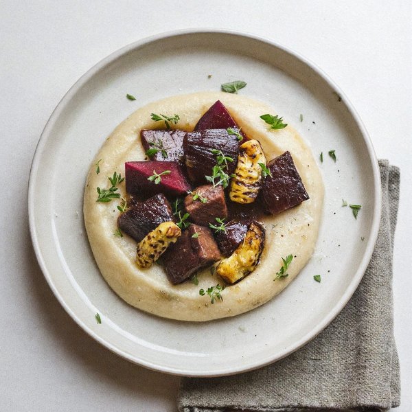 Carne de Res y Corazón Cocidos Lentos con Puré de Yuca y Raíces Asadas