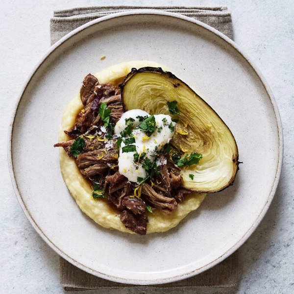 Hombro de Cordero Cocido Lento AIP con Puré de Yuca y Repollo Asado