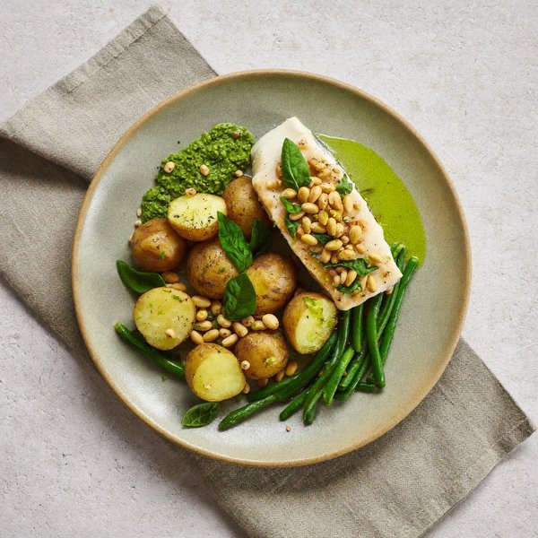 Bacalao Liguriano y Papas Aplastadas con Pesto de Albahaca Sin Lácteos y Ejotes