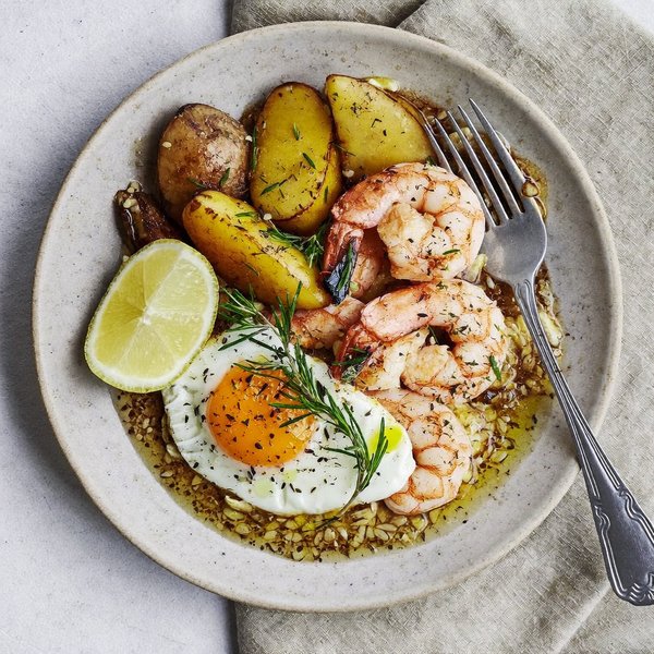 Sartén Emilian de Camarones y Huevo Suave con Papas al Romero y Limón