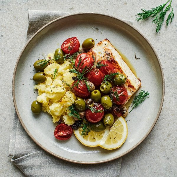 Bacalao Horneado Cretense con Limón, Eneldo, Papa Aplastada y Aceitunas
