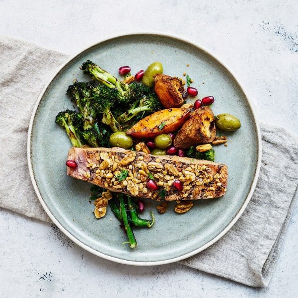 Plato Mediterráneo de Atún con Brócoli Asado, Crumble de Nueces y Aceitunas y Granada