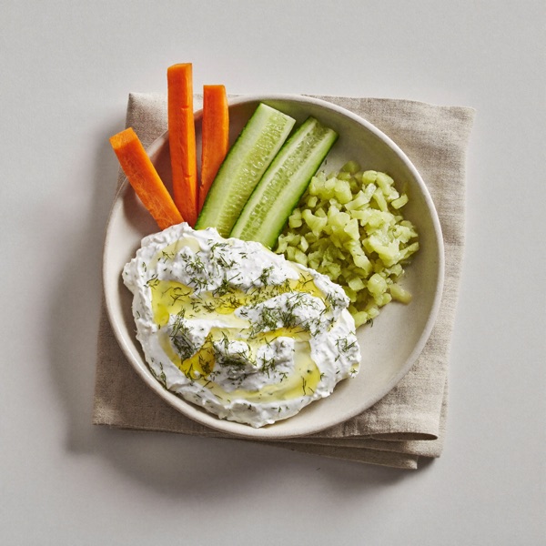 Tzatziki aus griechischem Joghurt und Gurke mit Gemüsesticks