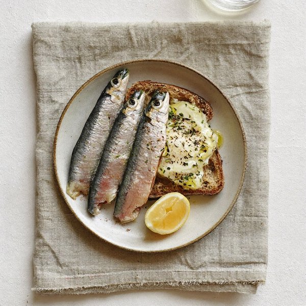 Desayuno de Sardinas Marchigianas y Huevo Blando con Tostada de Limón, Hinojo y Aceite de Oliva