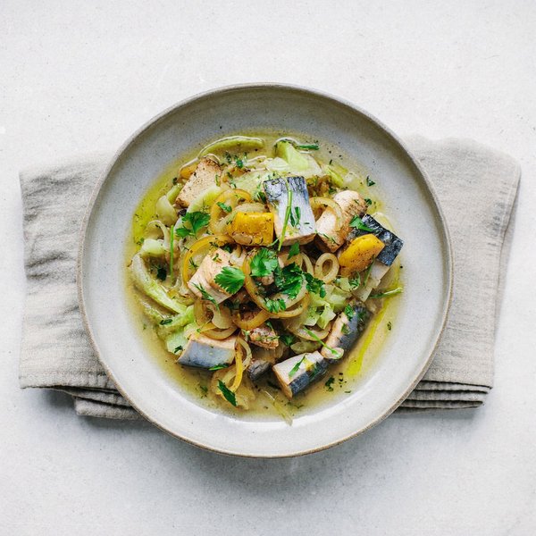 Estofado de Caballa Asturiana con Repollo y Cebollas Glaseadas con Sidra