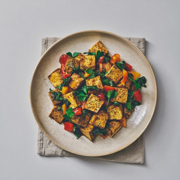 Tofu-Spinat-Rührpfanne-Bowl mit Paprika