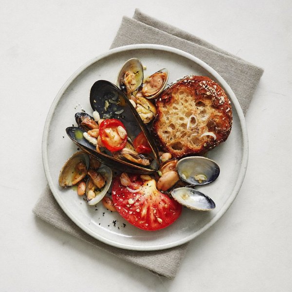 Mejillones y Almejas Puglieses con Tomate, Frijoles Cannellini y Pan Sin Gluten Tostado