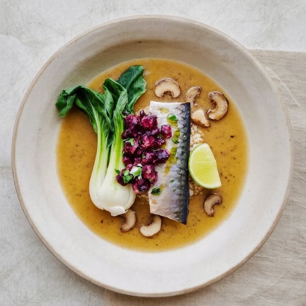 Almuerzo Antiinflamatorio de Caballa con Caldo de Shiitake y Jengibre y Arroz Integral