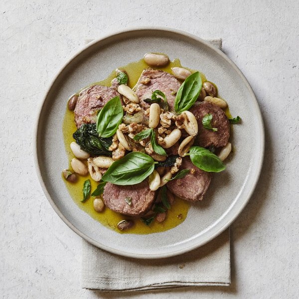 Carne de Res Sellada al Estilo Genovés con Frijoles Cannellini, Acelga Marchita y Salsa de Nueces y Albahaca