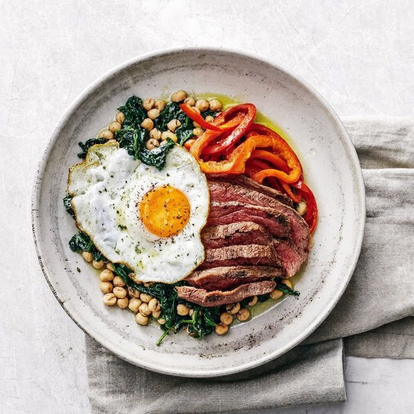 Sartén de Res y Huevo Catalán con Pimiento Asado, Garbanzos y Espinacas Marchitas
