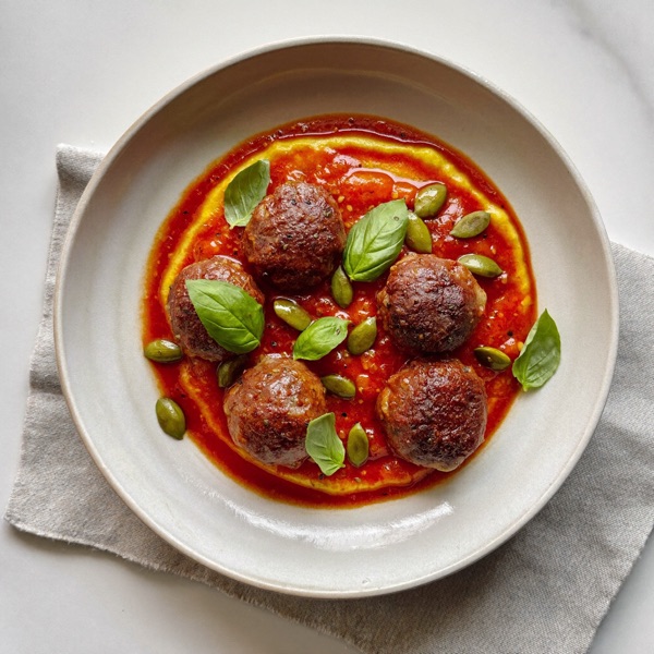 Albóndigas de cordero en salsa de tomate con polenta